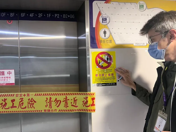 都發局人員在故障電梯外拉封條，勒令停用要求改善。市府提供