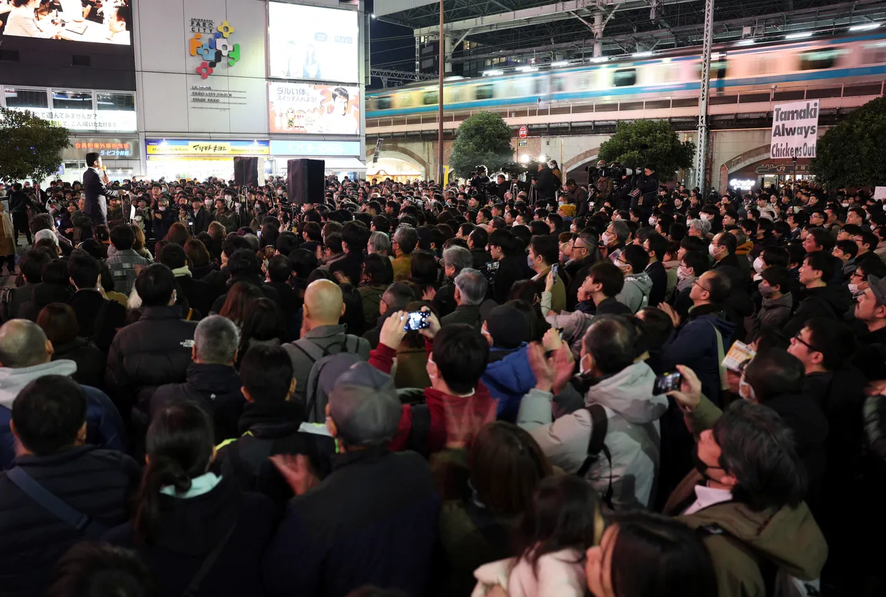 東京民眾聆聽候選人發表政見。路透