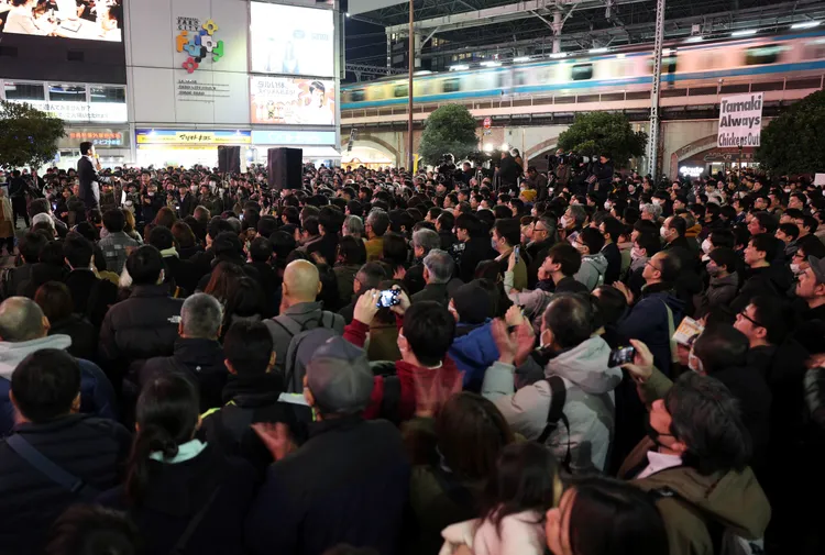 東京民眾聆聽候選人發表政見。路透