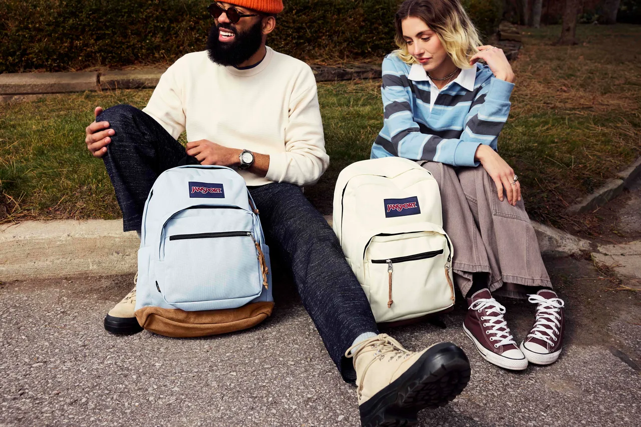 經典的Right Pack系列以招牌「麂皮底」外型營造美式復古感。品牌提供