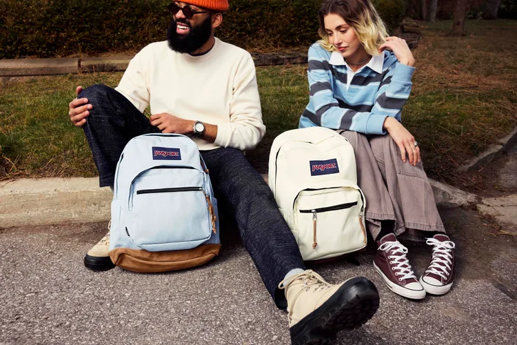 經典的Right Pack系列以招牌「麂皮底」外型營造美式復古感。品牌提供