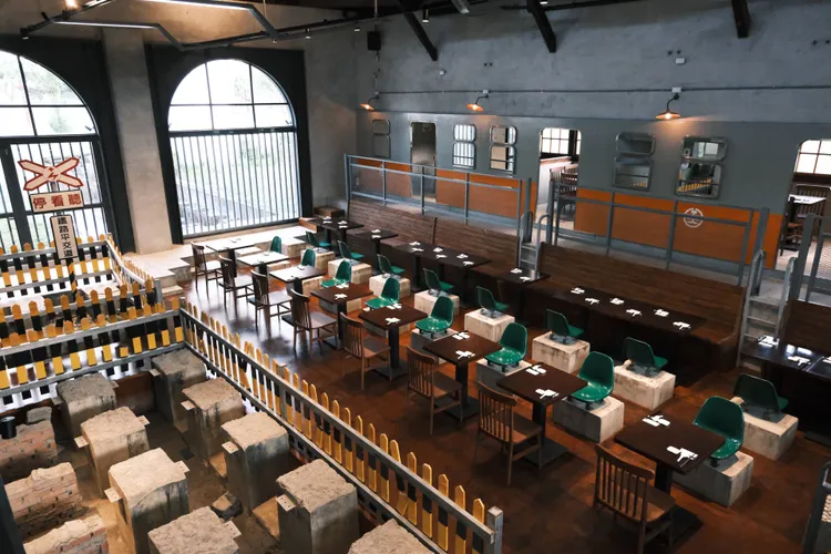 「機關車庫Tea House 1917」建於日治時期、曾為火車修復重鎮的木構機關車庫，如今蛻變為融合歷史、藝術與美食的新場域。雲品國際提供