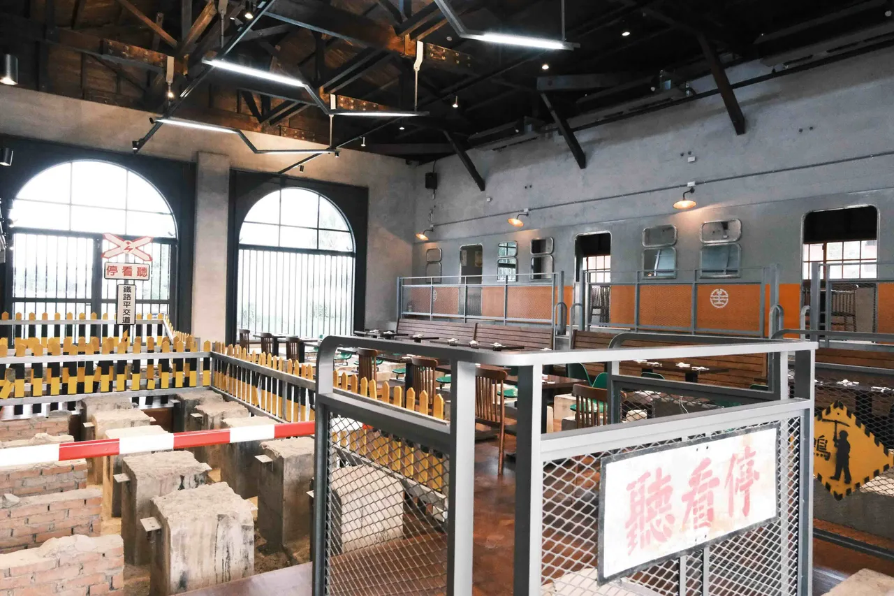 「機關車庫Tea House 1917」挑高的空間設有梯形桁架與山形兩坡水屋頂，更設置了許多與鐵道、平交道、舊火車站相關的物件，呈現濃厚的鐵道文化 。雲品國際提供