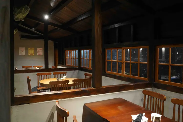 台東機關車庫座位空間充滿文創與復古感，並於除夕夜首次推出六人一桌的圍爐宴。雲品國際提供