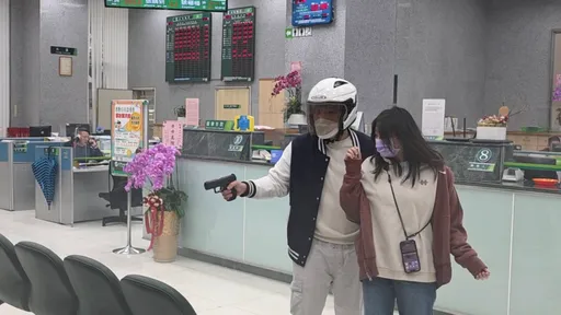 南港警防搶演練超逼真　「挾持人質」讓民眾以為是真的