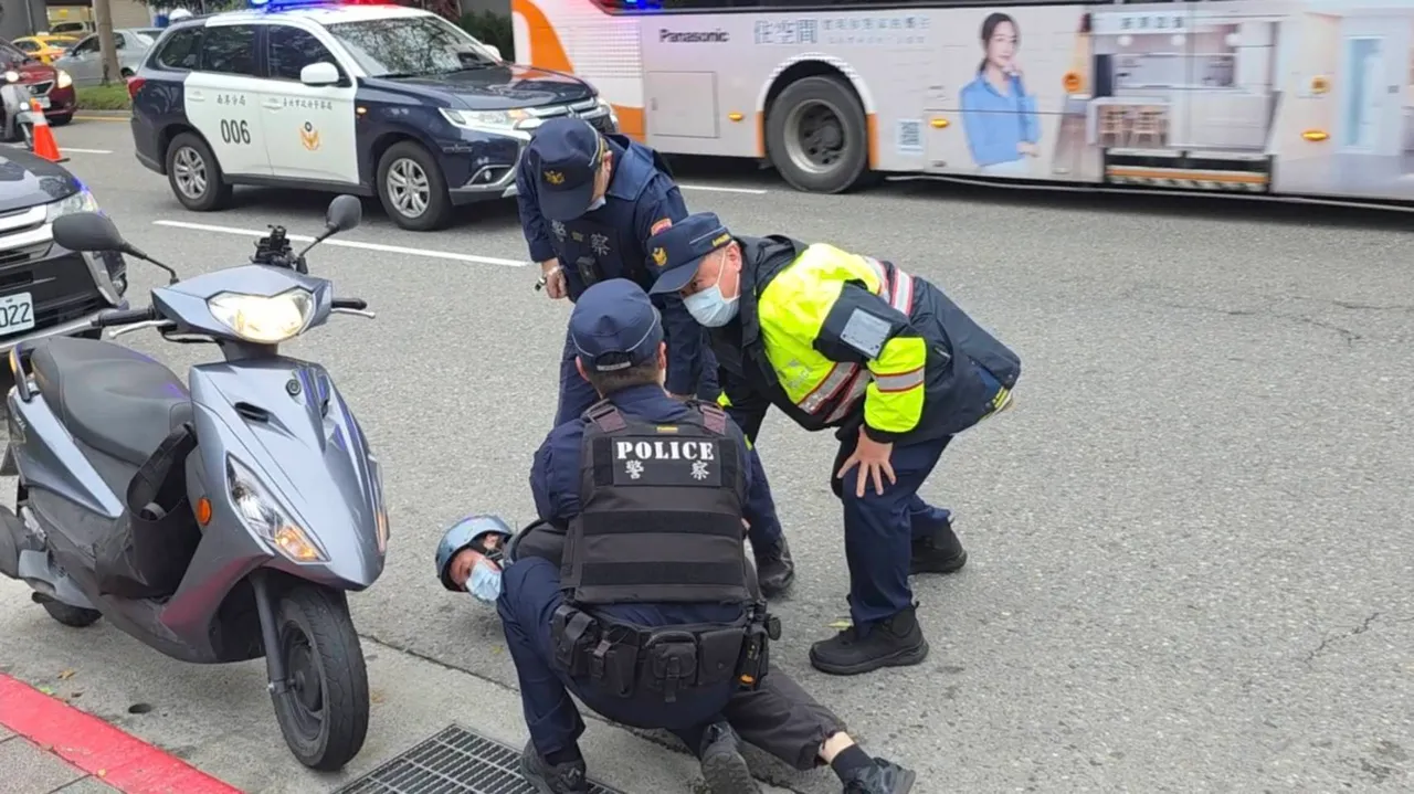 共犯逃逸後被線上警網攔截逮捕。翻攝畫面