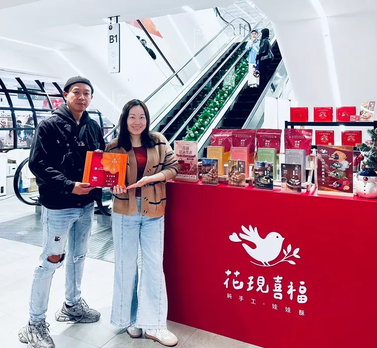花現喜福主理人 Luigi（右）與法布甜行銷企劃經理 莊又丞（左）手持2026聯名新春禮盒。
