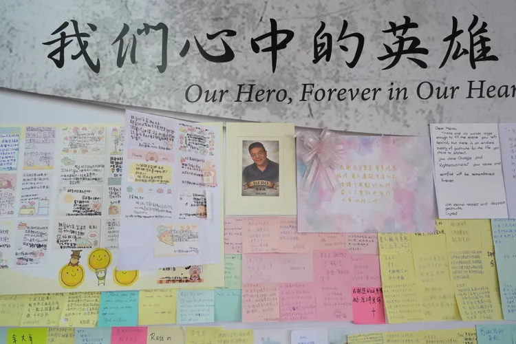 民眾寫下思念小卡。彭欣偉攝