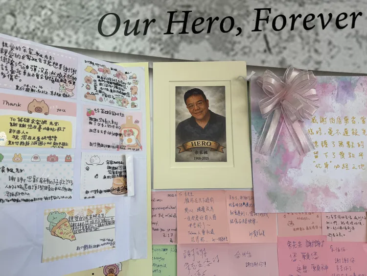 民眾寫下思念小卡。彭欣偉攝