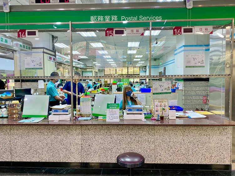 中華郵政停辦代售台鐵車票，並調整多項集郵商品售價。莊偉祺攝