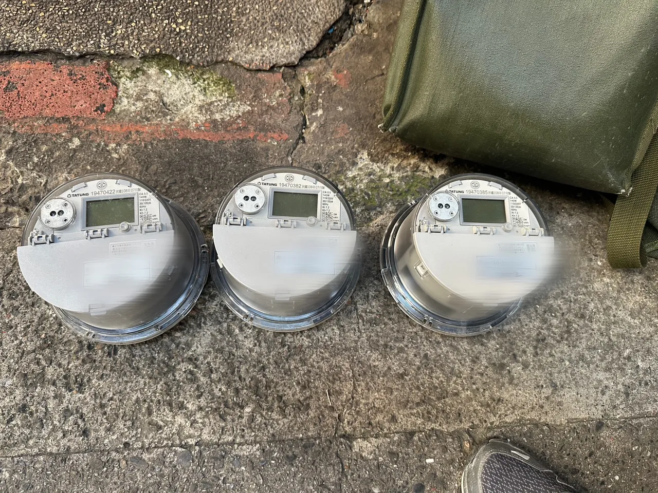 遭拆除的電錶。翻攝畫面