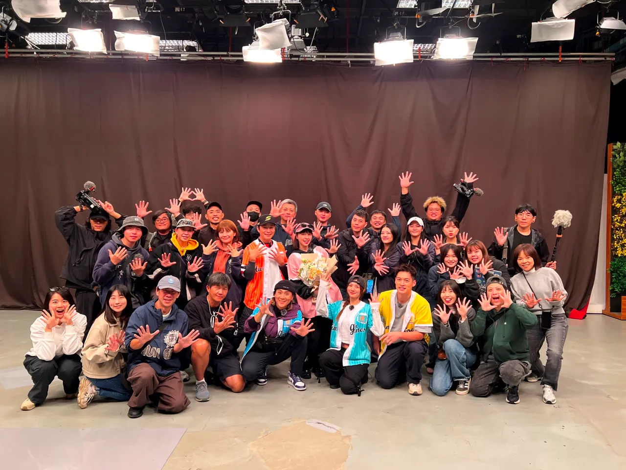 製作單位溫情向峮峮喊話。中視提供