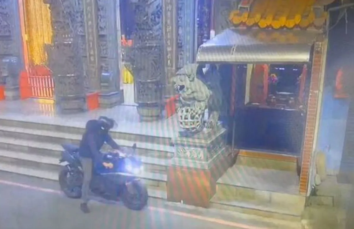 黃姓男子騎乘紅牌重機到彰山宮行竊。民眾提供