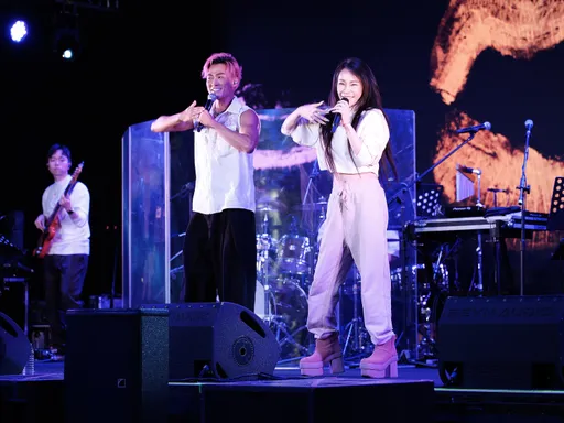 林俊逸唱到一半超大咖天后衝上台　神撞臉蕭亞軒＋侯佩岑綜合體