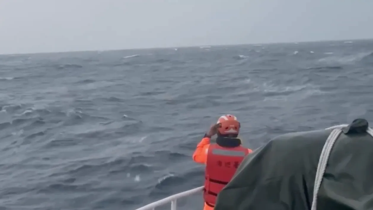 机号6700的F-16单座战机昨失事，全员搜救飞官辛柏毅。翻摄画面