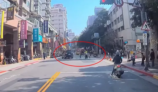 离谱影片！北投国小前汽车爆冲闯红灯　小朋友与死神擦身过