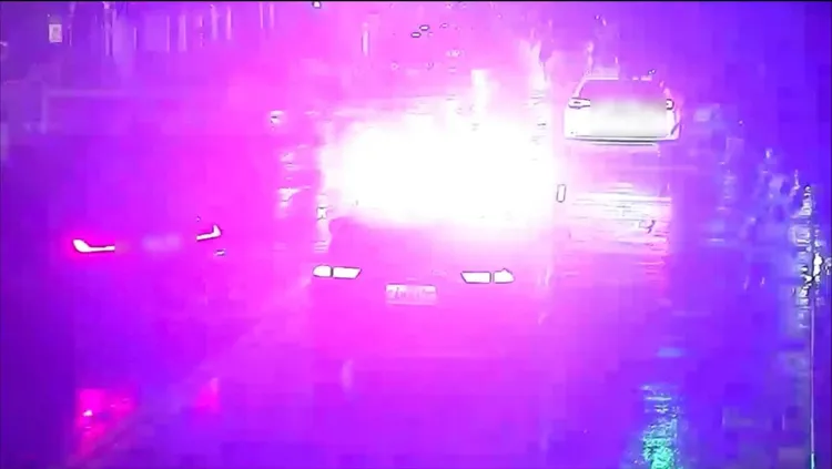 警車鳴笛將老婦人送往急診室。翻攝畫面