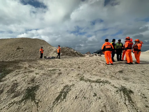 澎湖堂兄弟駕船出海放網...疑撞消波塊翻船　弟獲救、兄失蹤1天遺體尋獲