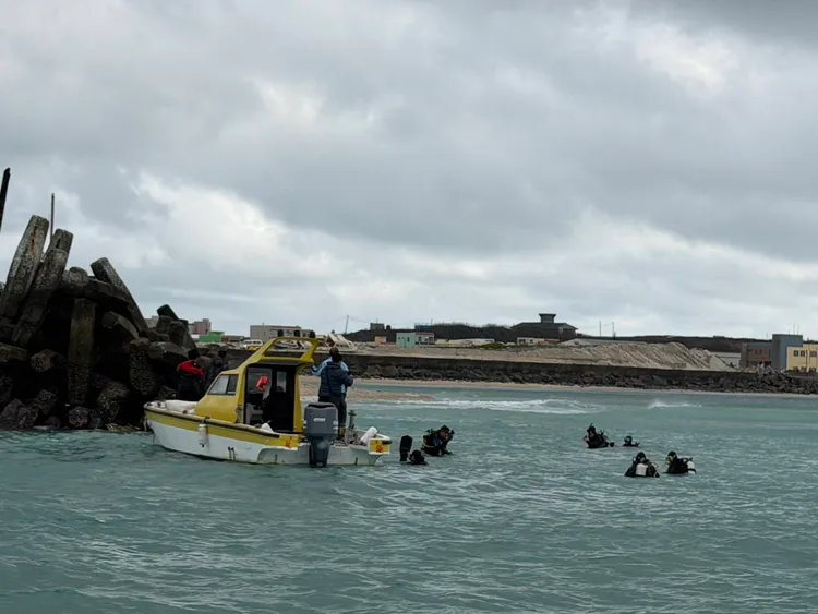 漁船在鳥嶼漁港港嘴處翻覆，救難人員下海搜尋無所獲。民眾提供