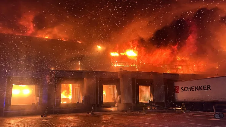 倉庫陷入火海中。翻攝自波蘭消防局IG