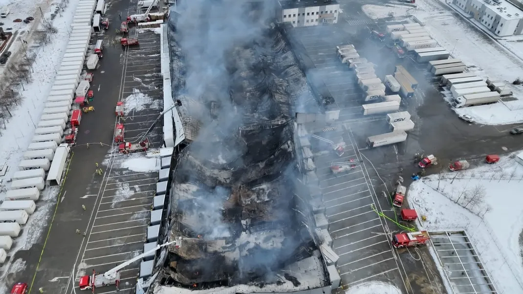 倉庫大火耗時4個多小時才撲滅，整個倉庫被燒成廢墟。翻攝自波蘭消防局IG