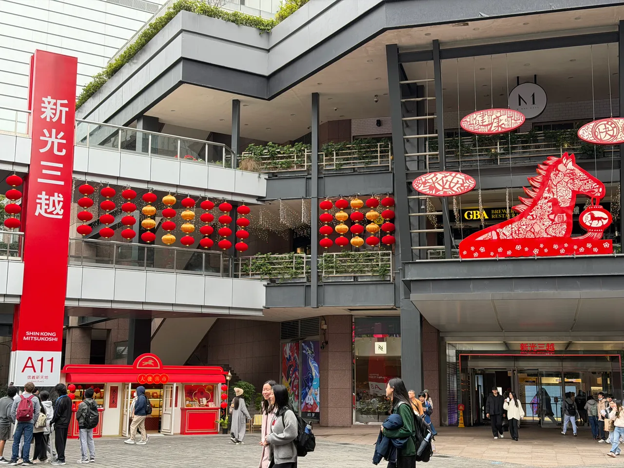 即日起於A11戶外廣場開設年節伴手禮快閃店，可選購各式春節禮品。莊偉祺攝