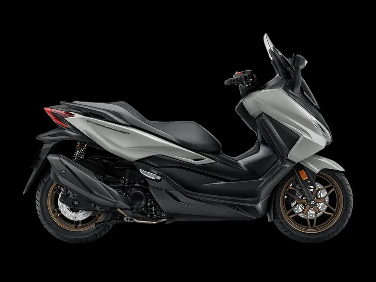 在大型速克達級距中，FORZA 350持續扮演品牌指標角色，兼顧舒適性、實用性與運動感設定。車款搭載330c.c. eSP+單缸引擎，並配備HSTC循跡控制與ESS緊急煞車警示系統，提供穩定且安心的騎乘體驗。2026年式FORZA 350導入珍珠白、珍珠燻灰與珍珠亮黑等新車色，正式售價為25.8萬元。業者提供