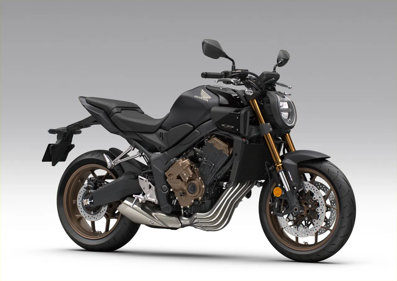 中量级运动与街跑车款则以CB650R与CBR650R E-Clutch为主轴。CB650R E-Clutch身为Neo Sports Café家族成员，搭载649c.c.四缸引擎与Honda新世代E-Clutch系统，无须操作离合器即可完成换档，提升骑乘便利性，2026年式新色包含消光牛仔蓝、GP红与消光黑，售价为38.9万元。CBR650R E-Clutch则延续运动化设定，搭配更具侵略感的配色细节，售价为40.9万元。业者提供