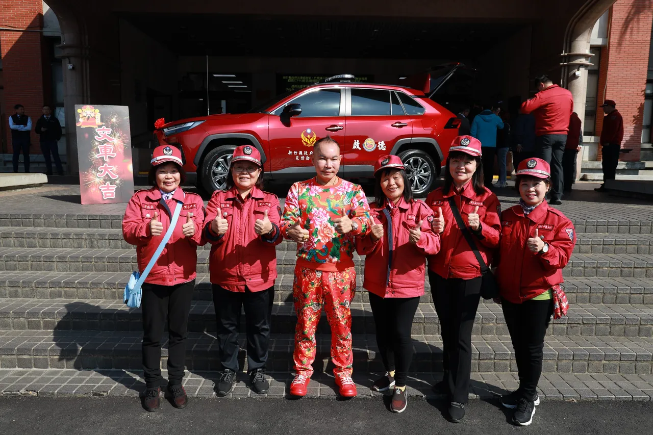 胡漢龑捐贈新竹縣消防局災情勘查車。新竹縣消防局提供