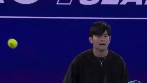 周杰倫「澳網發呆」表情瘋傳　網笑噴：好歹動一下