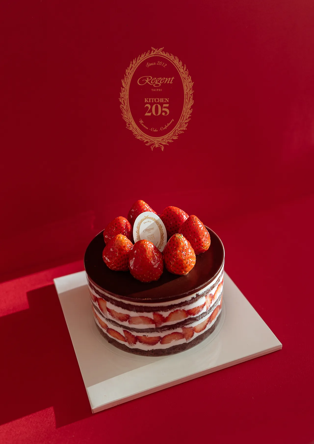 晶華KITCHEN205全新推出「巧克力草莓蛋糕」，以巧克力蛋糕體結合鮮草莓與奶油，風味更為成熟濃郁。。業者提供