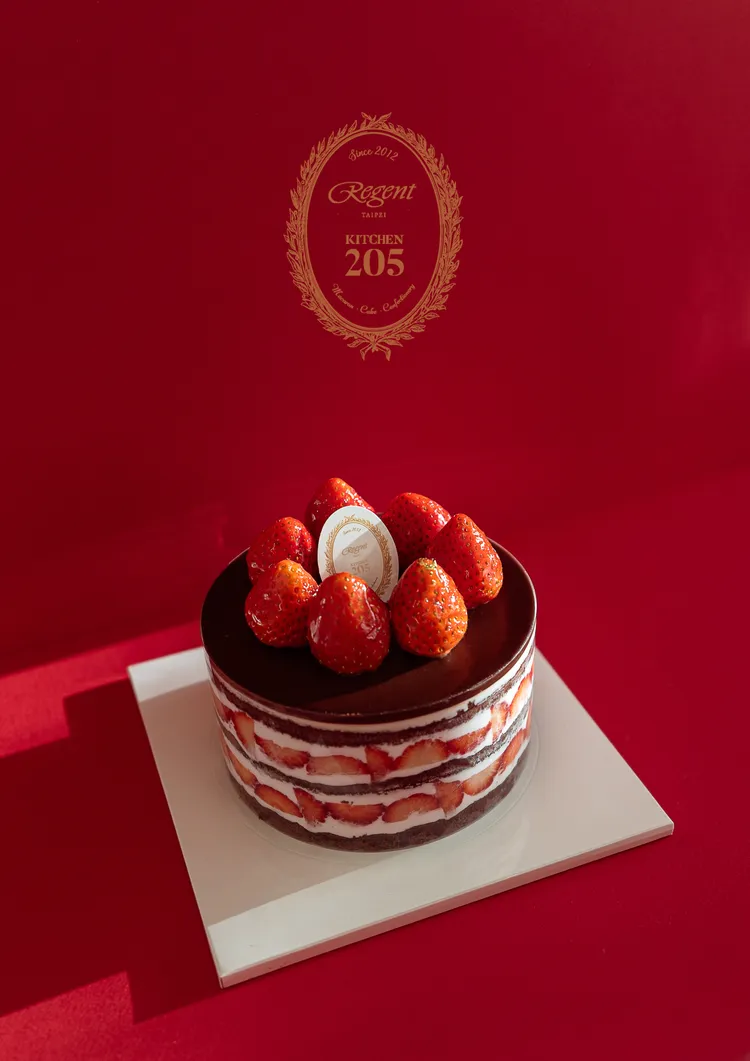晶華KITCHEN205全新推出「巧克力草莓蛋糕」，以巧克力蛋糕體結合鮮草莓與奶油，風味更為成熟濃郁。。業者提供