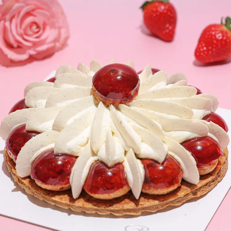 「草莓聖安娜泡芙」以焦糖泡芙、焦糖酥皮與香草香緹組成法式經典，呈現優雅莓果風味。業者提供