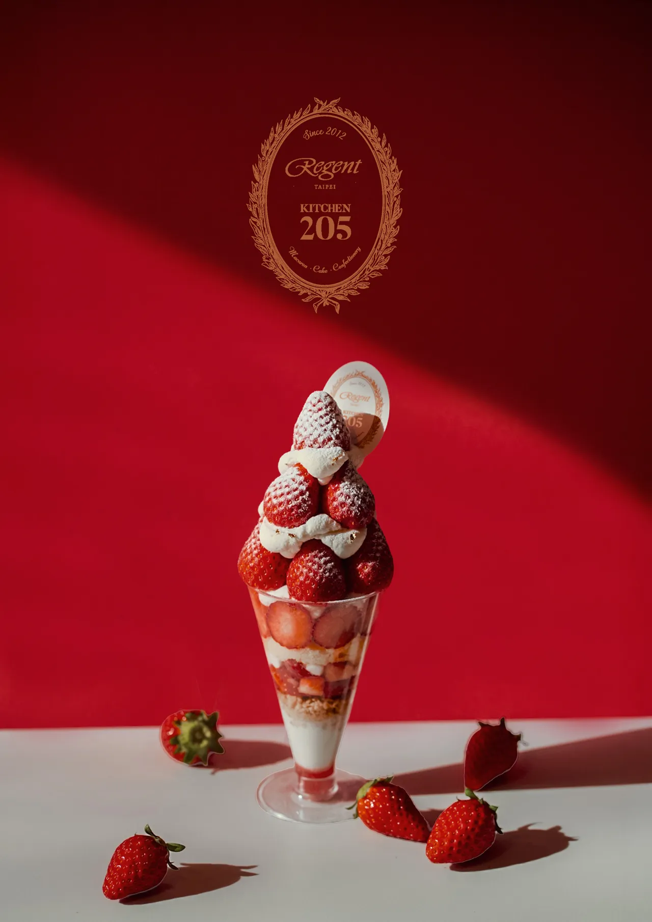 「冬日草莓帕妃」以杯裝呈現莓果層次與視覺結構，杯裝形式便於攜帶與分享，適合節慶聚會或送禮。業者提供