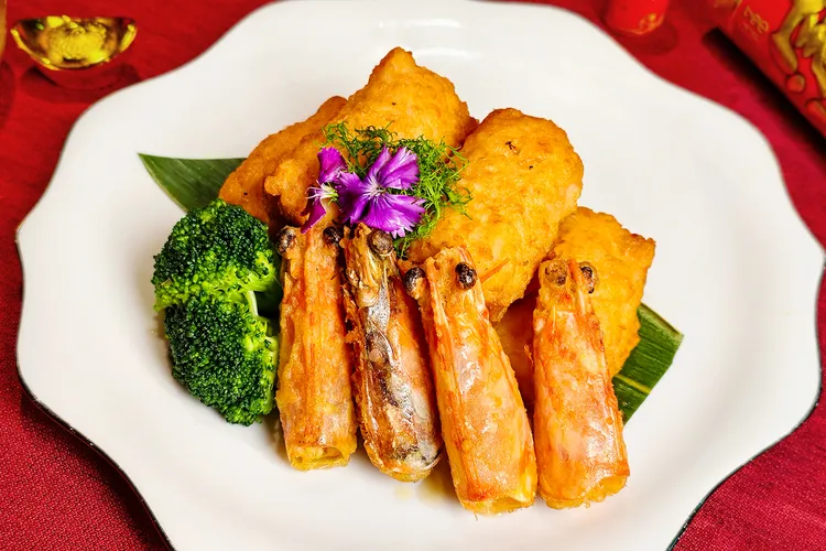 凱華樓年菜「XO 醬油條明蝦」融合港式 XO 醬增添香辣氣息。JR東日本大飯店台北提供