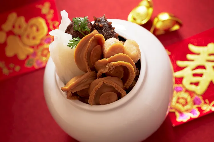 凱華樓亦推出冷凍「乾隆鮑魚佛跳牆」，可作為送禮或家中備品，早鳥88折優惠。JR東日本大飯店台北提供