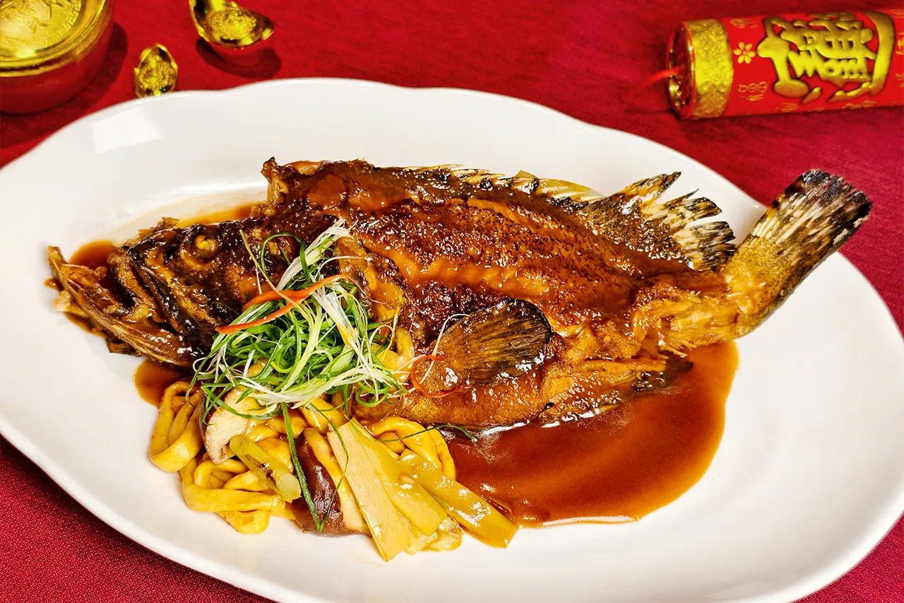 凯华楼年菜「红烧石斑粿粉条」选用现流石斑，以红烧方式展现鱼鲜与酱香。JR东日本大饭店台北提供