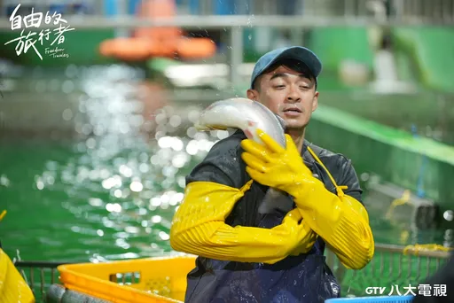 融融进水池状况连连　工作人员手伸「下半身」寻物