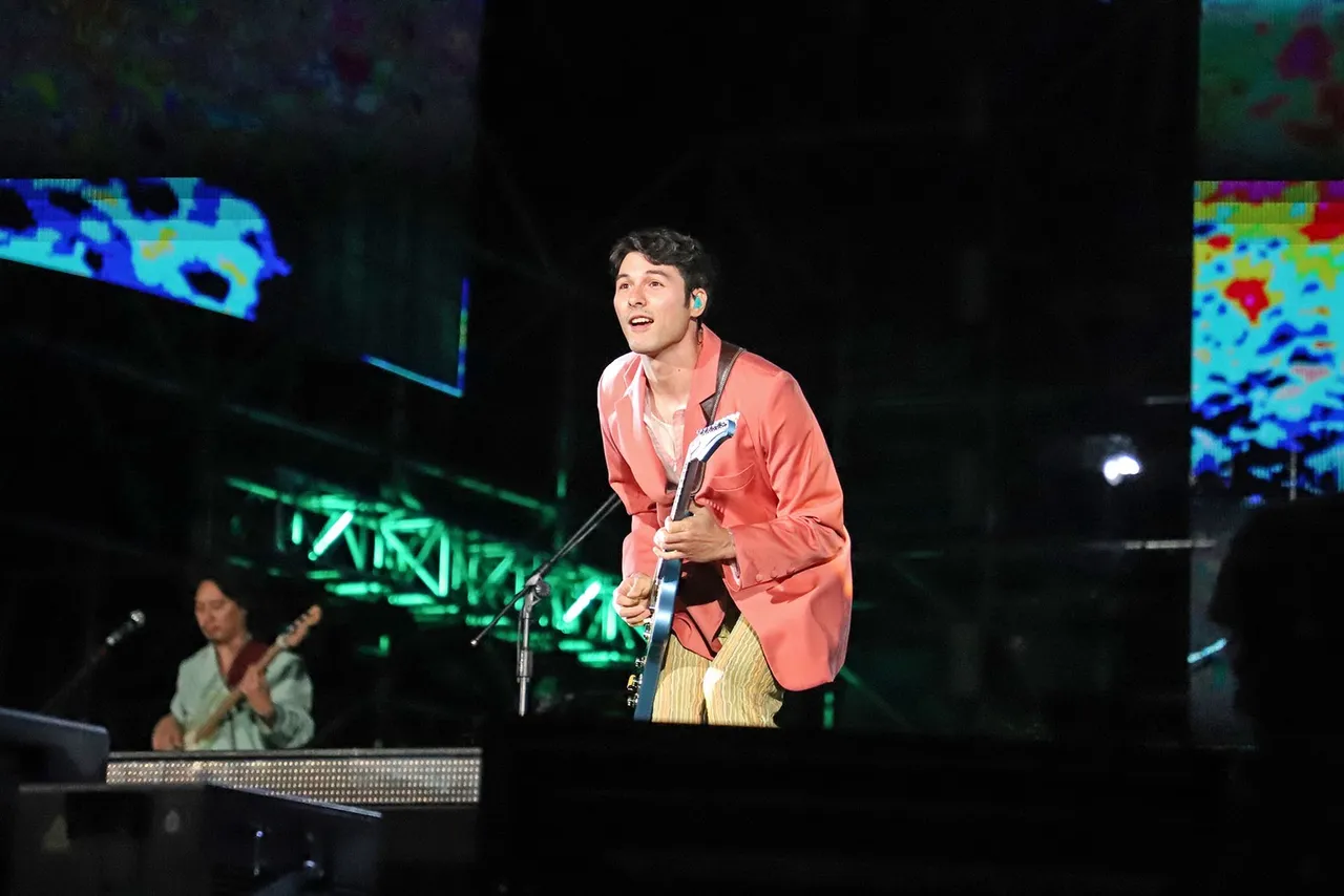 鳳小岳&壓克力柿子演出。翻攝畫面