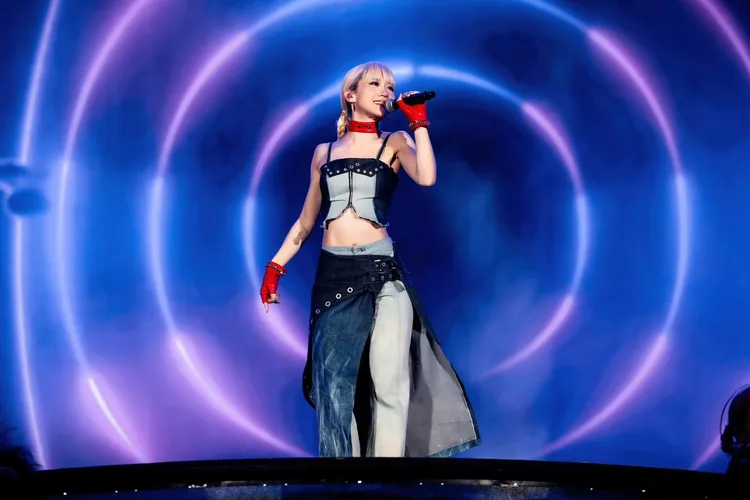 跨年演出由 Lulu 黃路梓茵開場。翻攝畫面