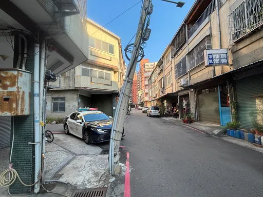 載送瓦斯貨車撞歪路口電線桿　警沿路調畫面緝兇！　