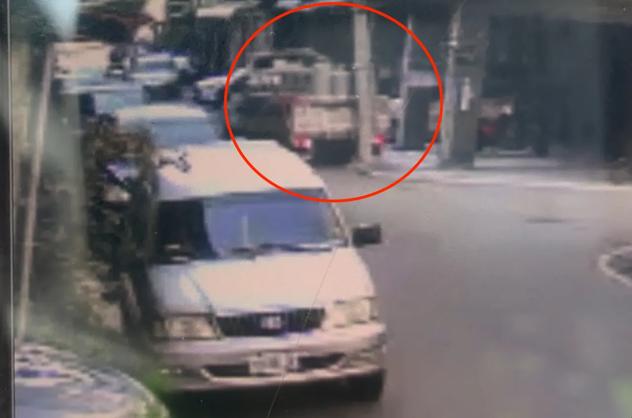 載送瓦斯貨車撞歪路口電線桿，台中警沿路調監視器畫面緝兇。翻攝畫面