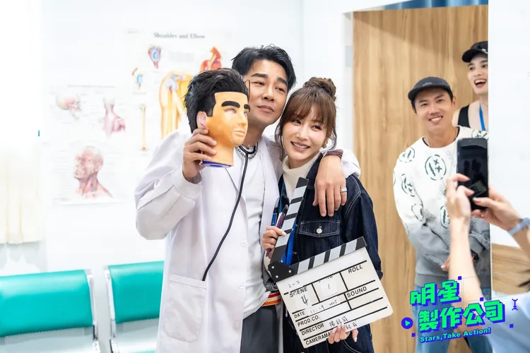 曾莞婷（右）邀請謝承均友情客串。TVBS提供