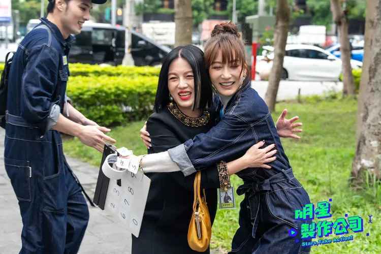 曾莞婷（右）邀請苗可麗友情客串。TVBS提供