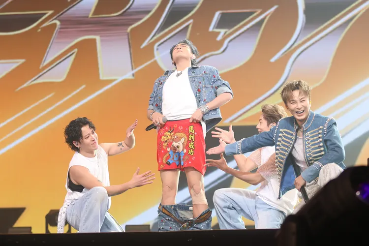 Toto秀出紅色四角褲。相信音樂提供