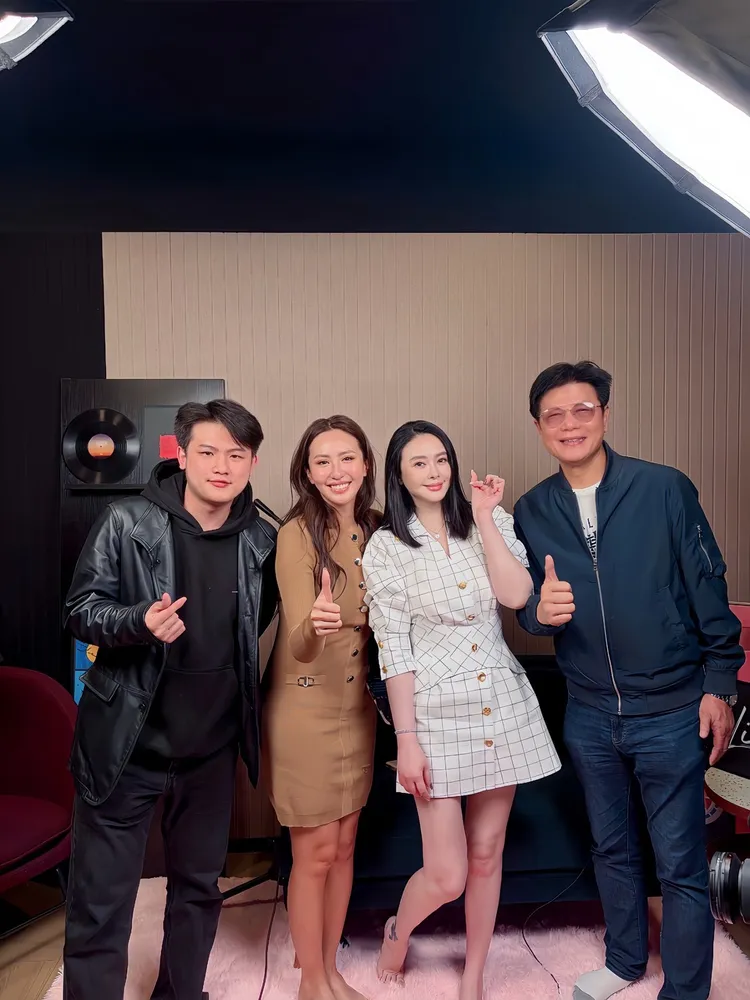 梁軒安 （左）陪太太蕭淑慎（右二）上薔薔節目。梁軒安提供