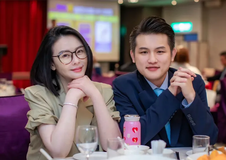 梁軒安（右）和蕭淑慎一起出席尾牙活動。梁軒安提供