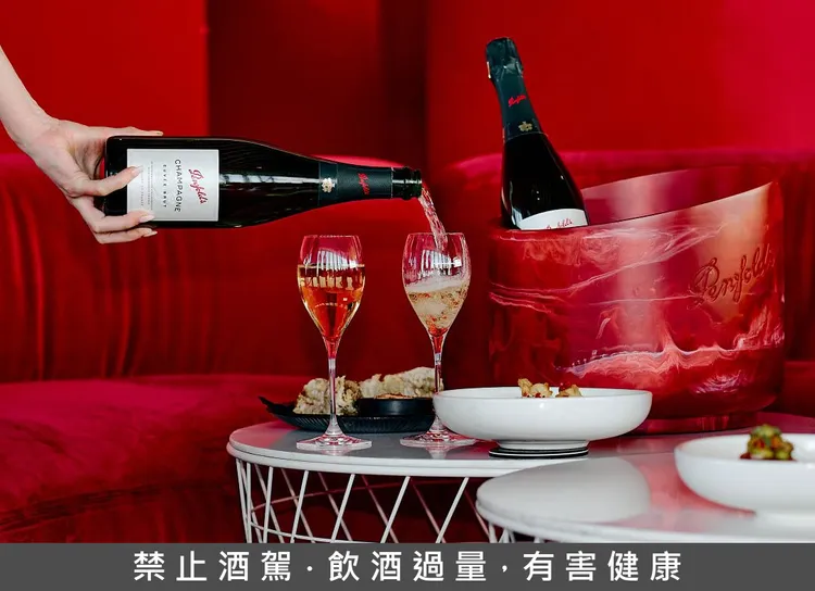 奔富 Cuvée Brut NV 香檳倒入杯中，細緻氣泡在杯中綻放。（奔富提供）