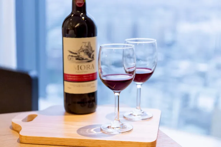 入住台北凱達大飯店春節住房專案，凡連住兩晚或預訂兩間房，再加碼贈送精選紅酒乙瓶，與親友共享春節美好時光。台北凱達大飯店提供