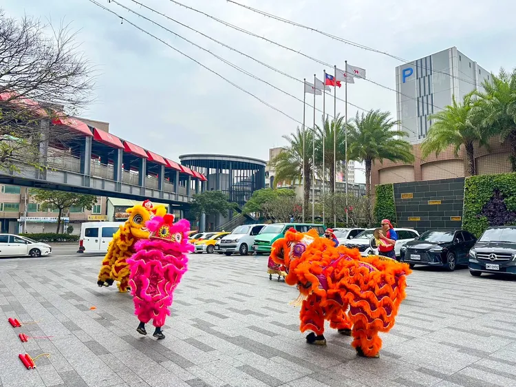 台北凱達大飯店將於大年初一早上9點30分於飯店大門口舉辦「祥獅獻瑞」表演，透過傳統舞獅為旅客獻上新年祝福。台北凱達大飯店提供